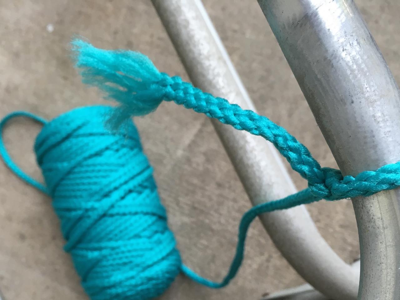 How to Macrame a Vintage Lawn Chair howtos DIY